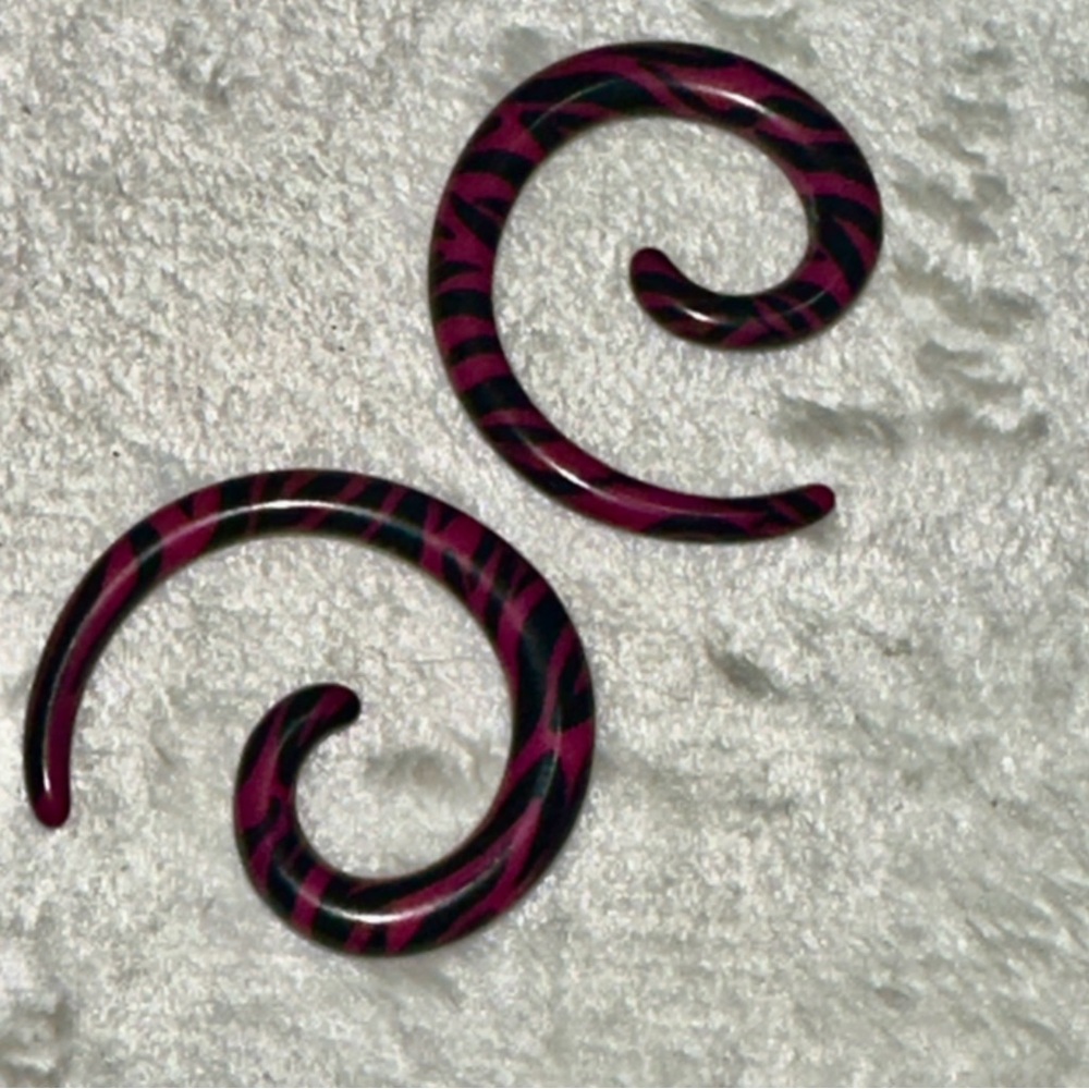 New pair 4 mm Ear Stretchers piercings Earrings lobes never worn
